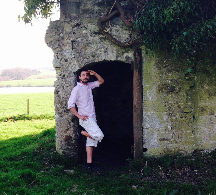 fashion blogger pose