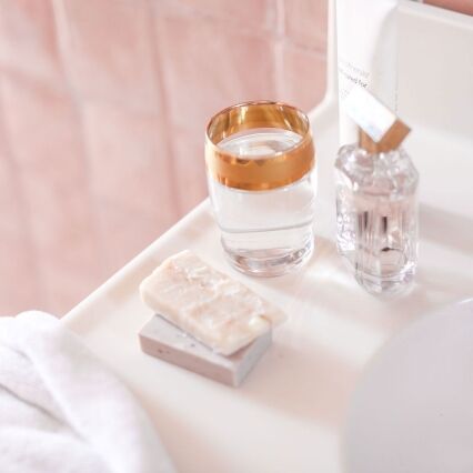 What happens when a pale girl tries self-tanning drops