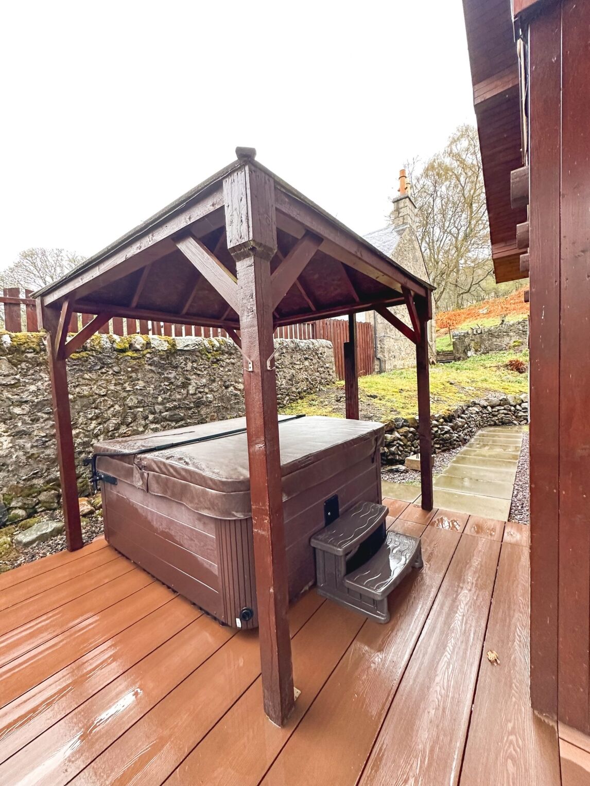 hot tub at Glen Clova lodges